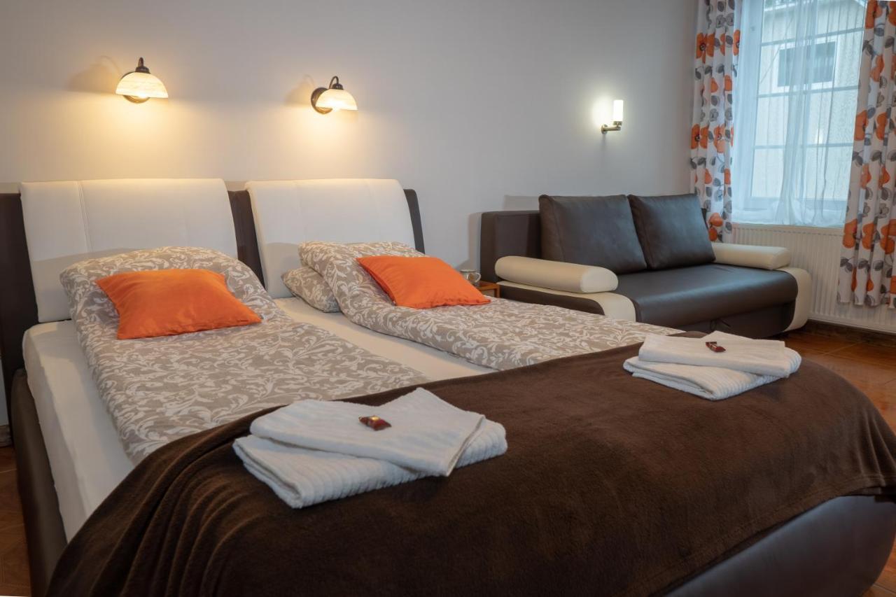 F57 - Franko Csaladi Panzio Bed & Breakfast บาลาตอนแลลเล ภายนอก รูปภาพ