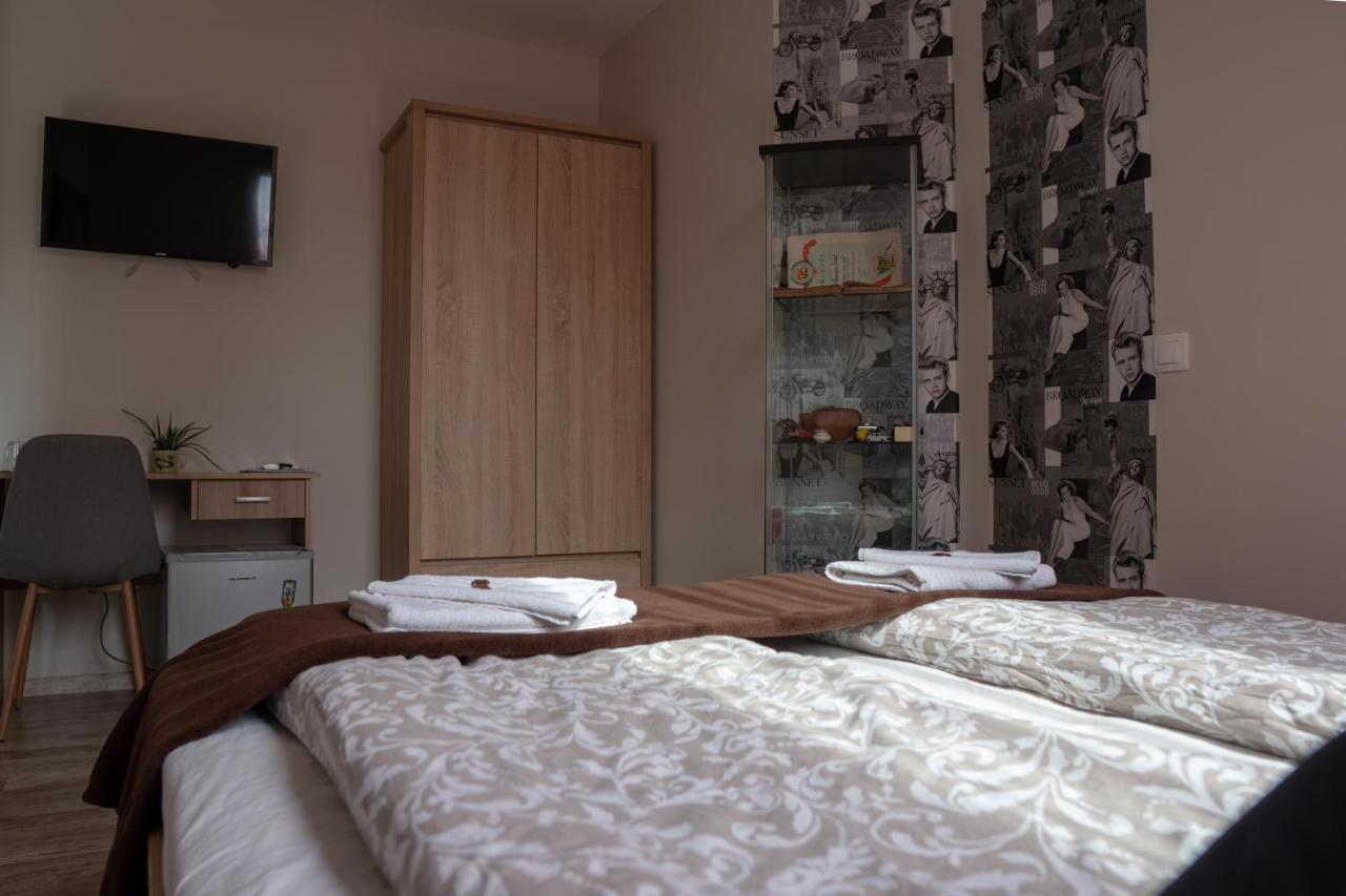F57 - Franko Csaladi Panzio Bed & Breakfast บาลาตอนแลลเล ภายนอก รูปภาพ