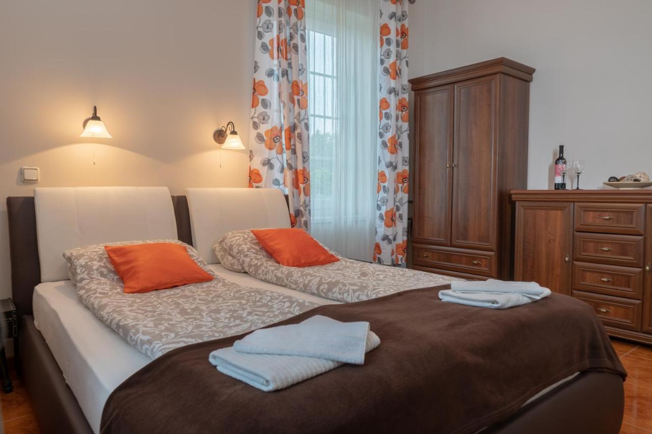F57 - Franko Csaladi Panzio Bed & Breakfast บาลาตอนแลลเล ภายนอก รูปภาพ