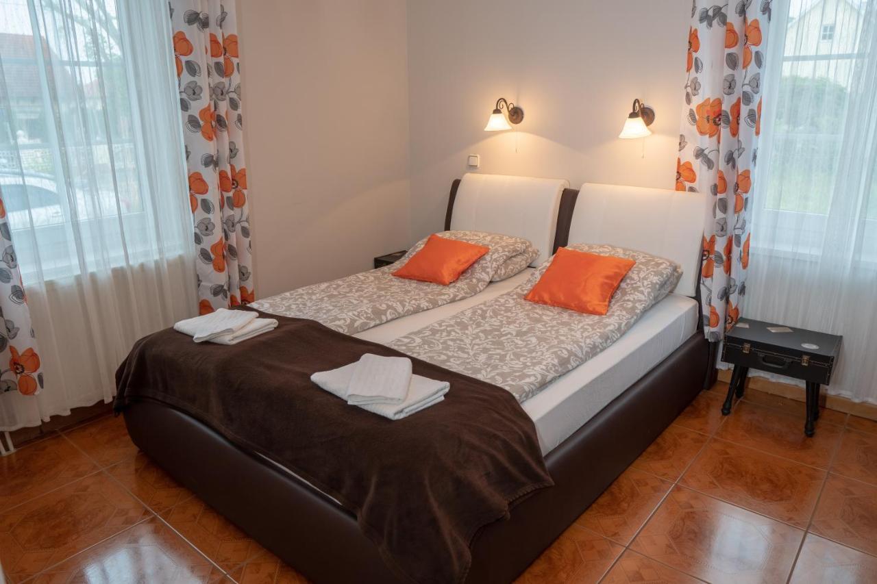 F57 - Franko Csaladi Panzio Bed & Breakfast บาลาตอนแลลเล ภายนอก รูปภาพ