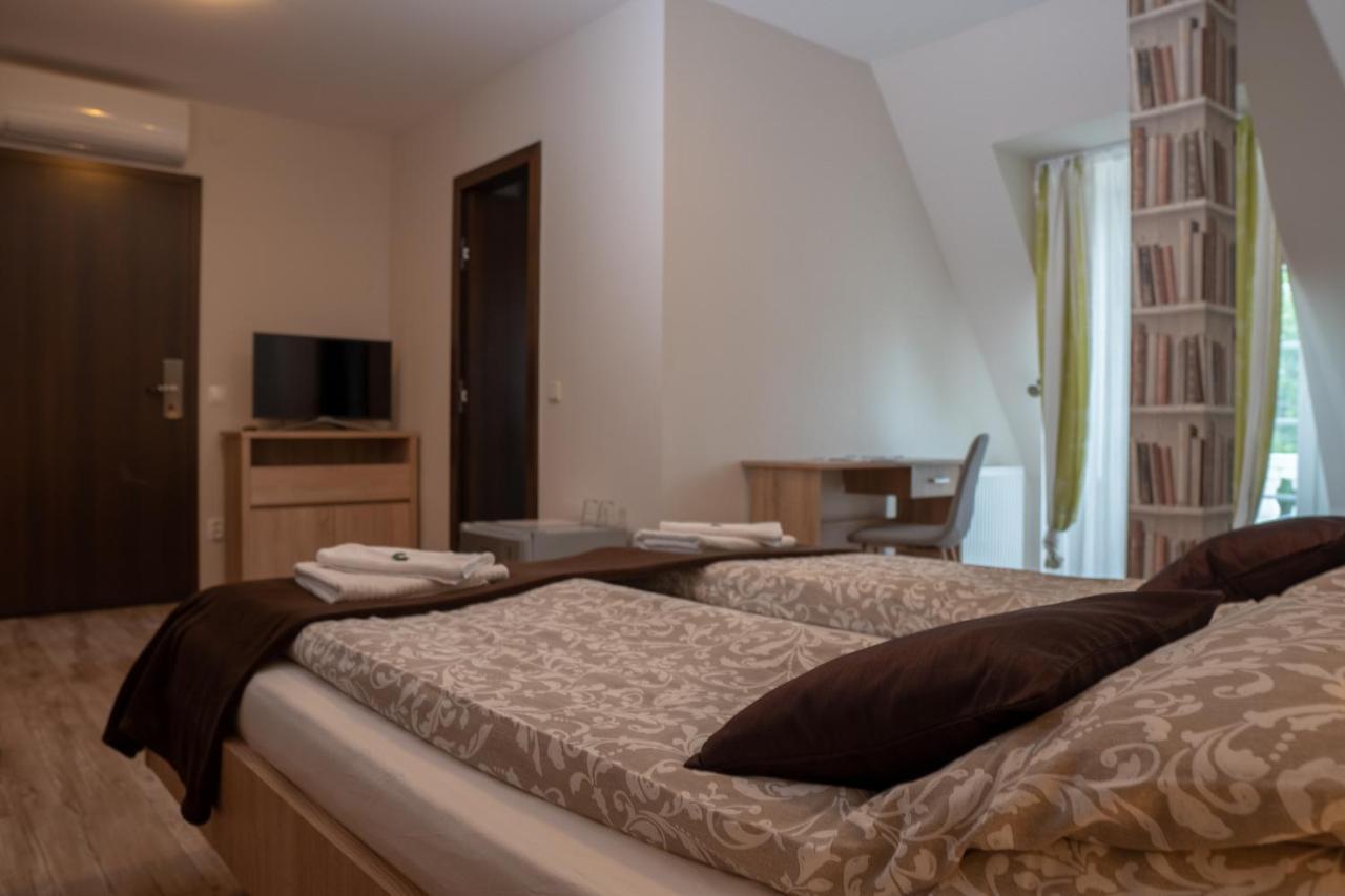 F57 - Franko Csaladi Panzio Bed & Breakfast บาลาตอนแลลเล ภายนอก รูปภาพ