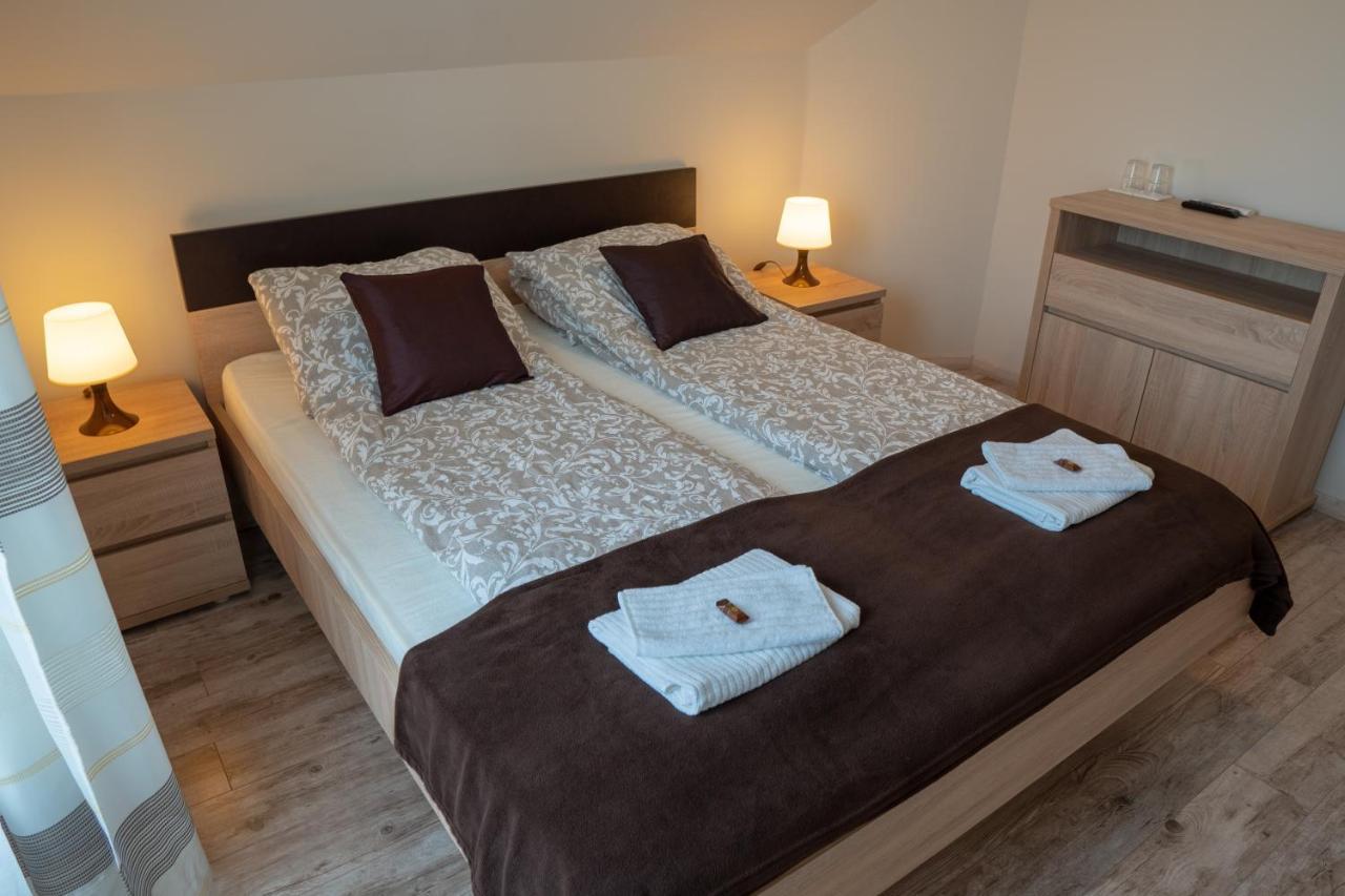 F57 - Franko Csaladi Panzio Bed & Breakfast บาลาตอนแลลเล ภายนอก รูปภาพ