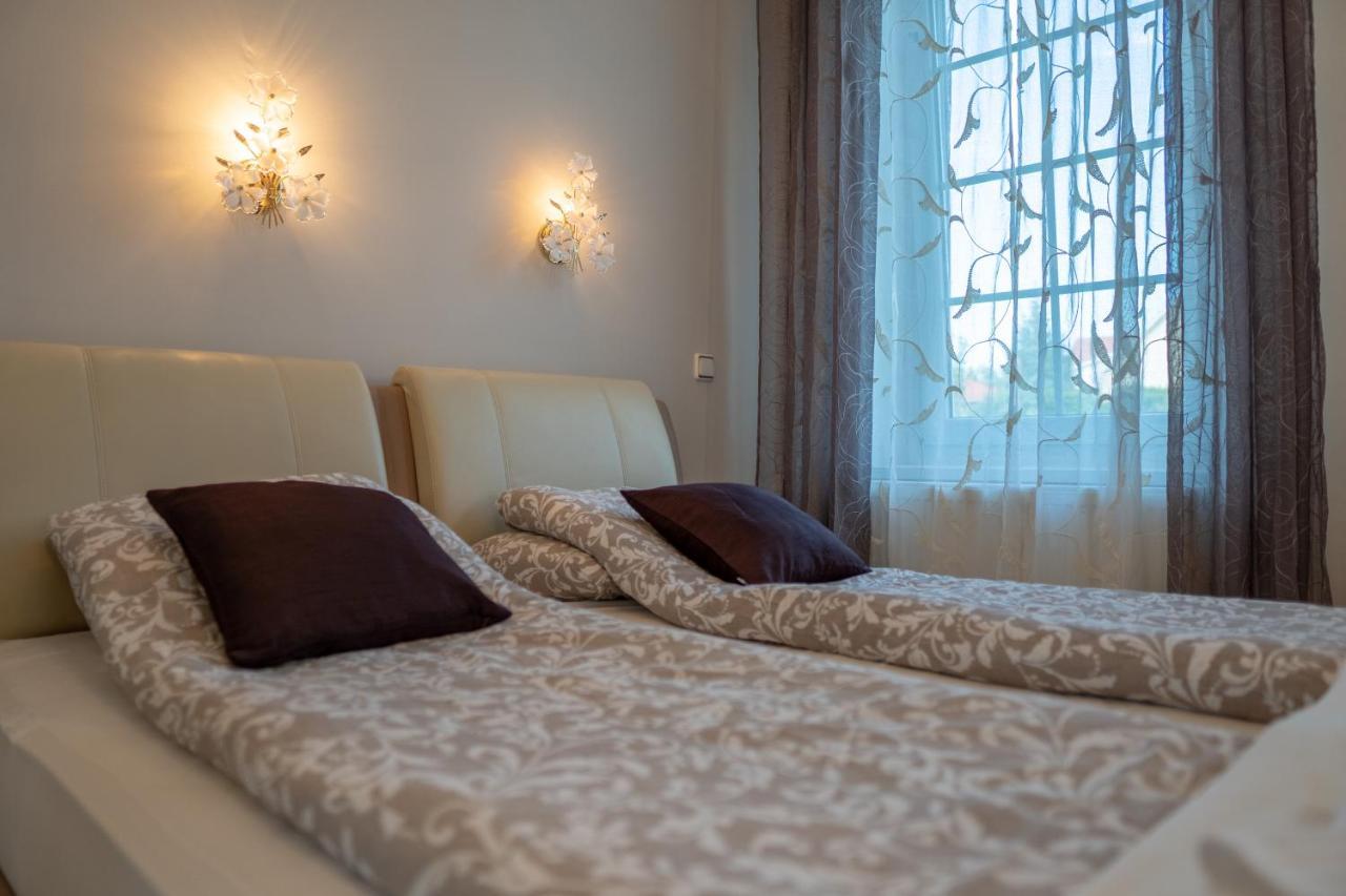 F57 - Franko Csaladi Panzio Bed & Breakfast บาลาตอนแลลเล ภายนอก รูปภาพ