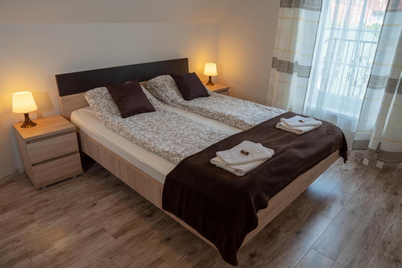 F57 - Franko Csaladi Panzio Bed & Breakfast บาลาตอนแลลเล ภายนอก รูปภาพ